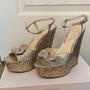 NIB Jessica Simpson gold wedges 8